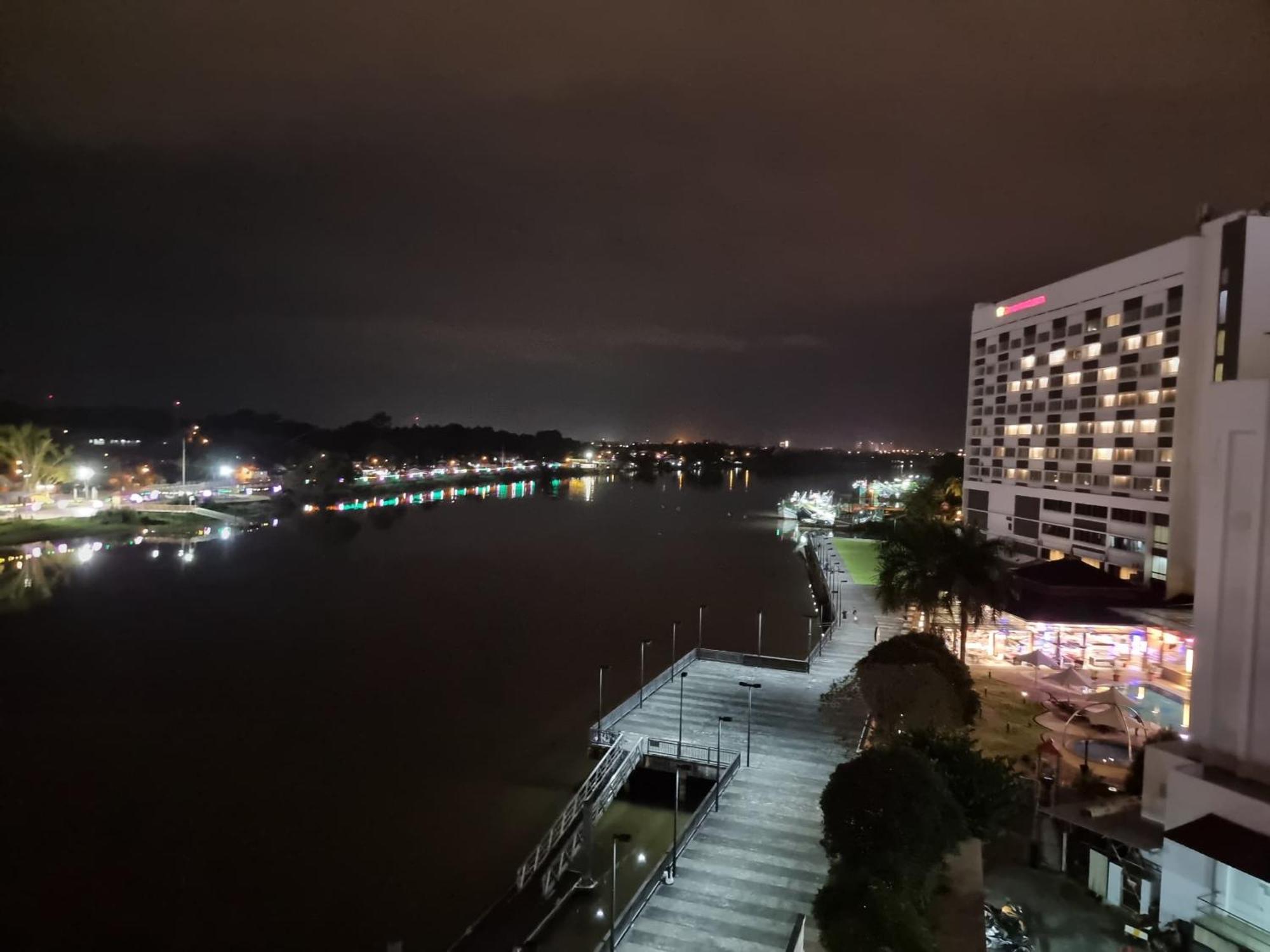Cozzzy Hut Riverbank Suites Kuching With Spectacular River View Exterior photo