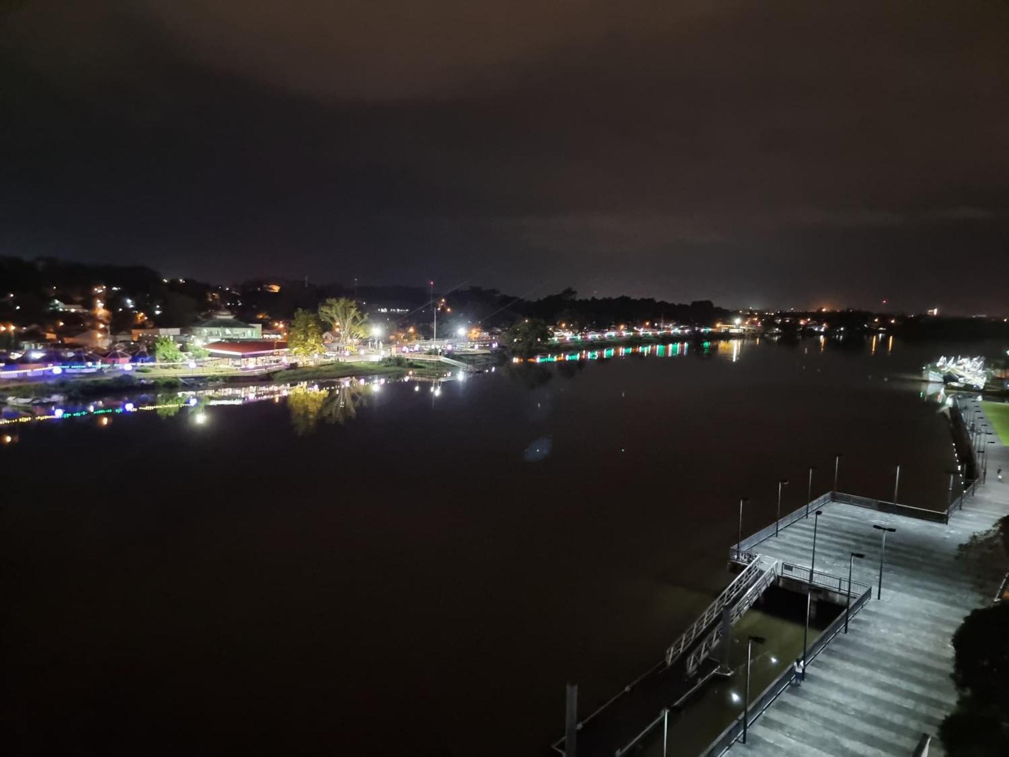 Cozzzy Hut Riverbank Suites Kuching With Spectacular River View Exterior photo