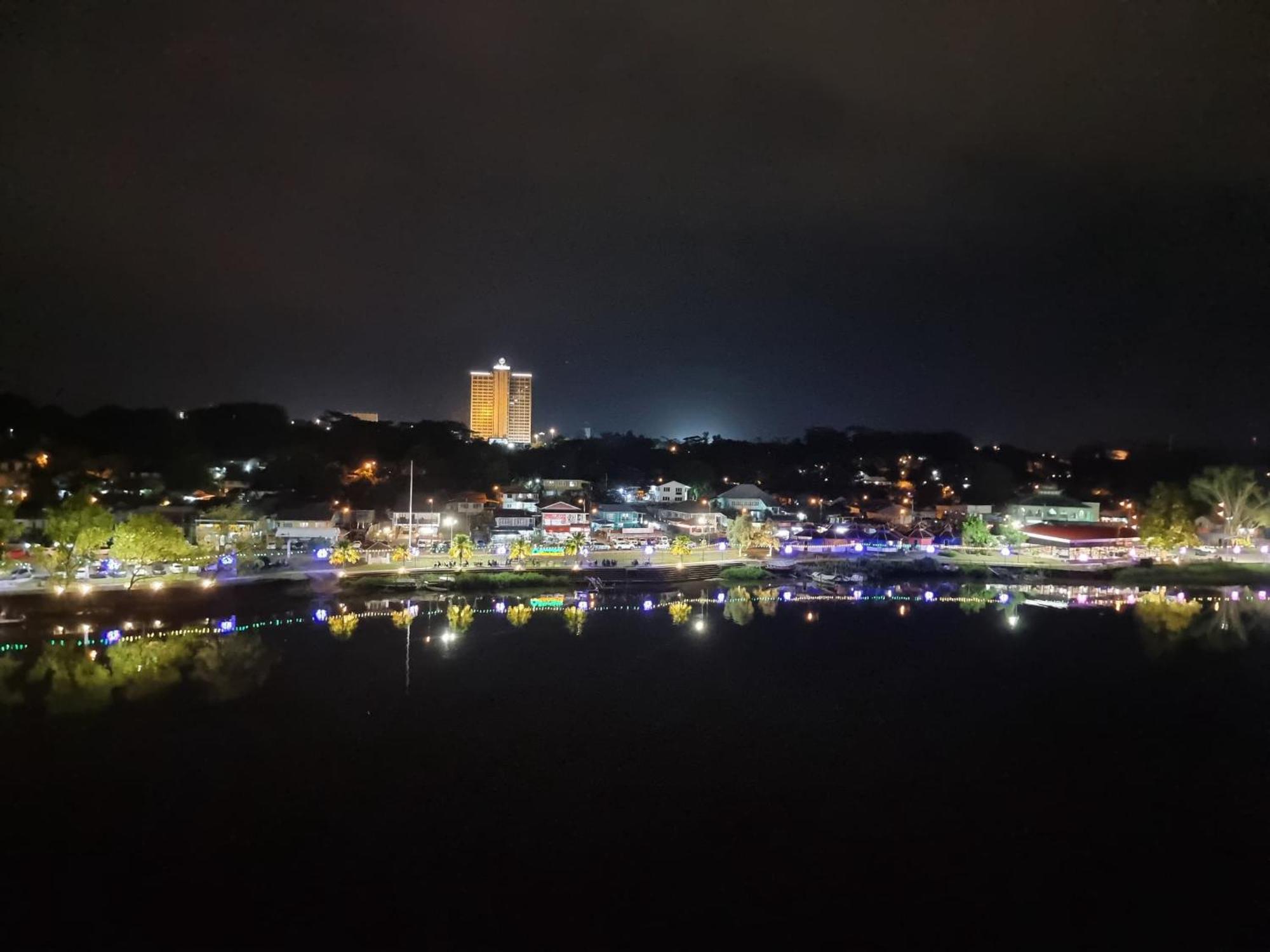 Cozzzy Hut Riverbank Suites Kuching With Spectacular River View Exterior photo