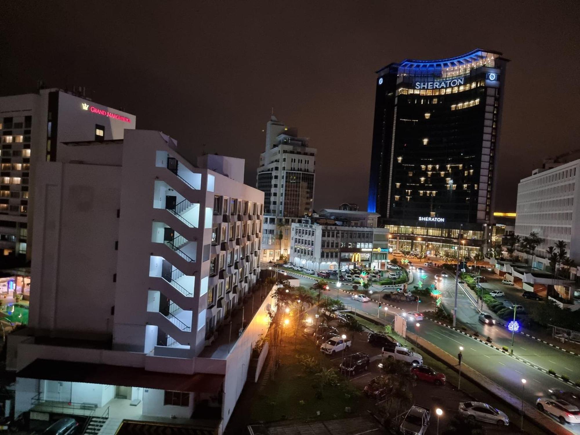 Cozzzy Hut Riverbank Suites Kuching With Spectacular River View Exterior photo