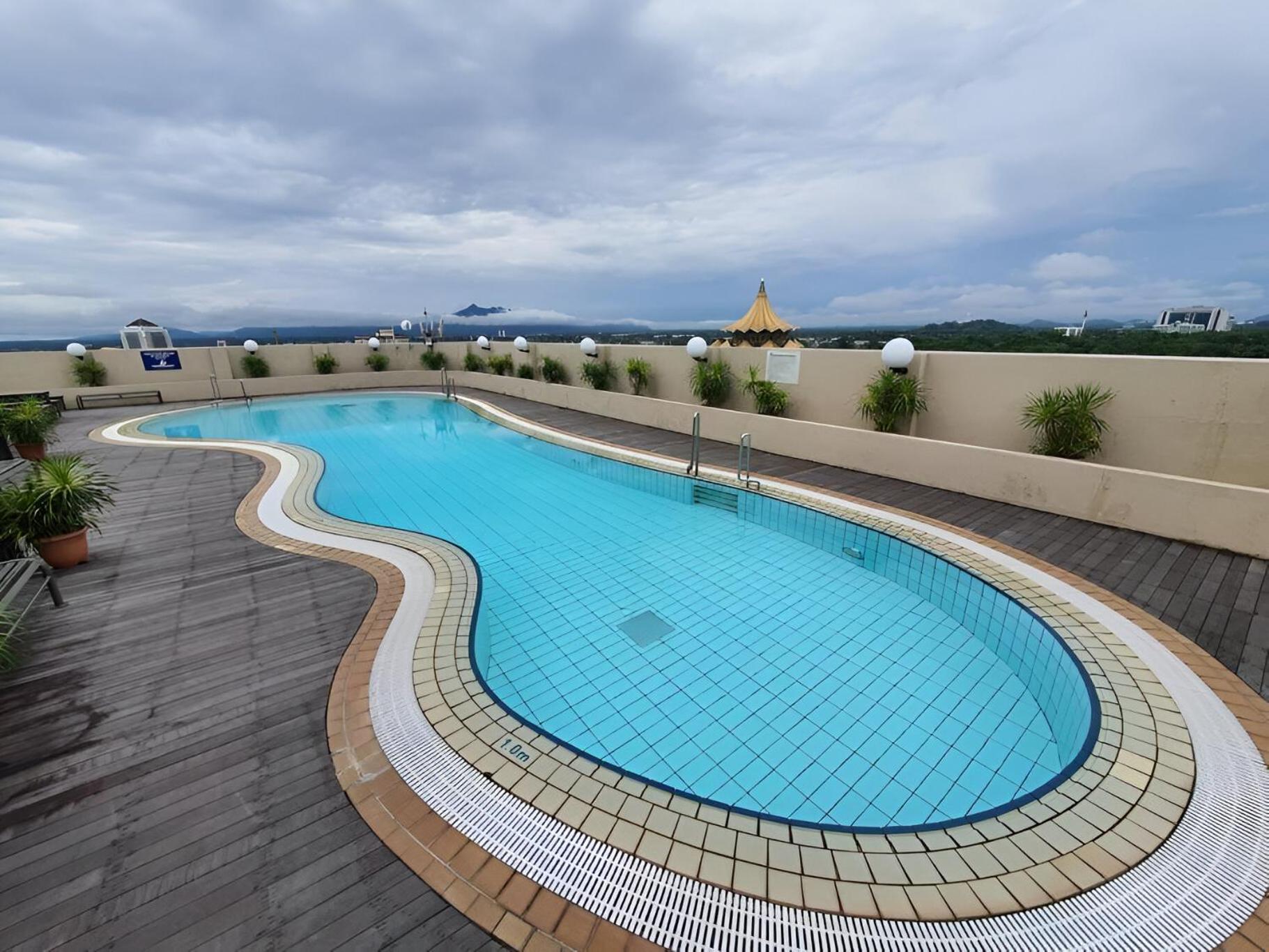 Cozzzy Hut Riverbank Suites Kuching With Spectacular River View Exterior photo