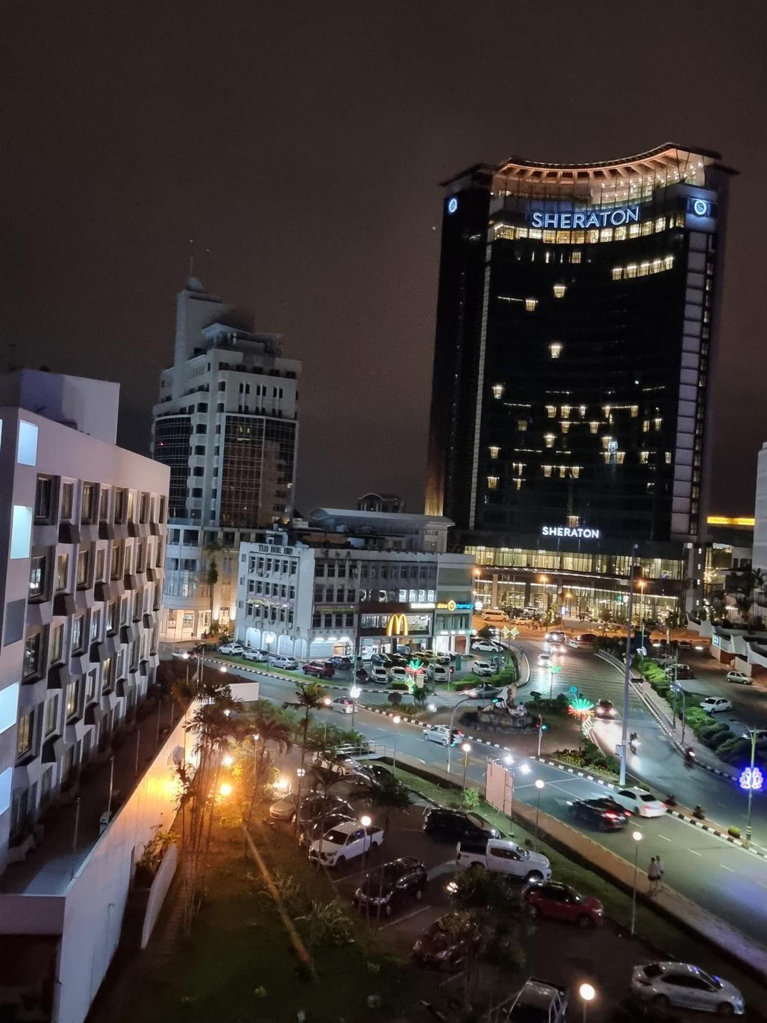 Cozzzy Hut Riverbank Suites Kuching With Spectacular River View Exterior photo