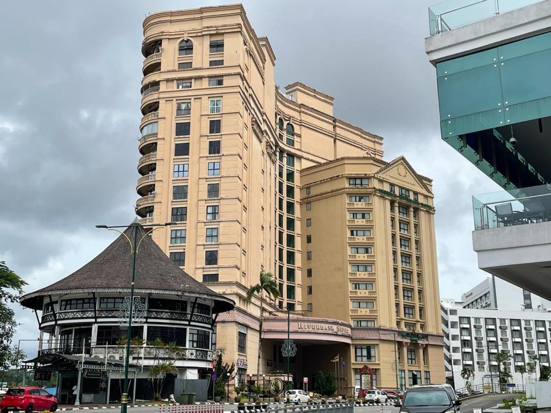 Cozzzy Hut Riverbank Suites Kuching With Spectacular River View Exterior photo