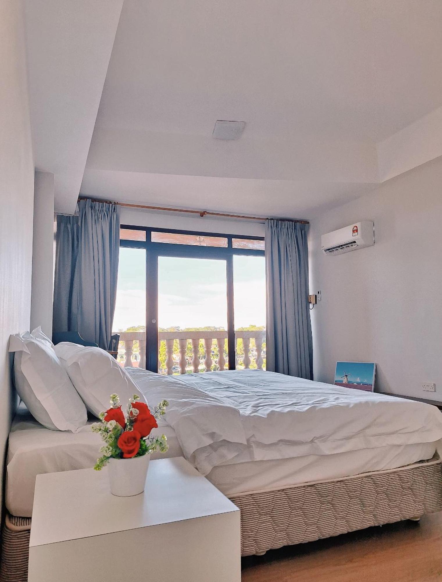 Cozzzy Hut Riverbank Suites Kuching With Spectacular River View Exterior photo