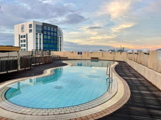Cozzzy Hut Riverbank Suites Kuching With Spectacular River View Exterior photo