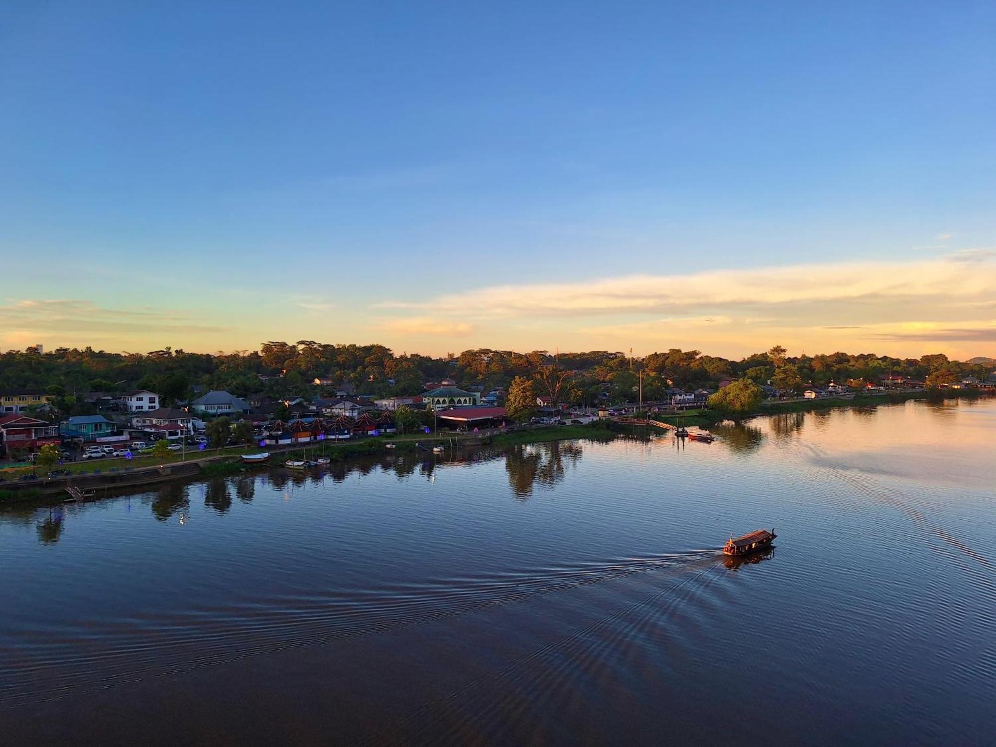 Cozzzy Hut Riverbank Suites Kuching With Spectacular River View Exterior photo