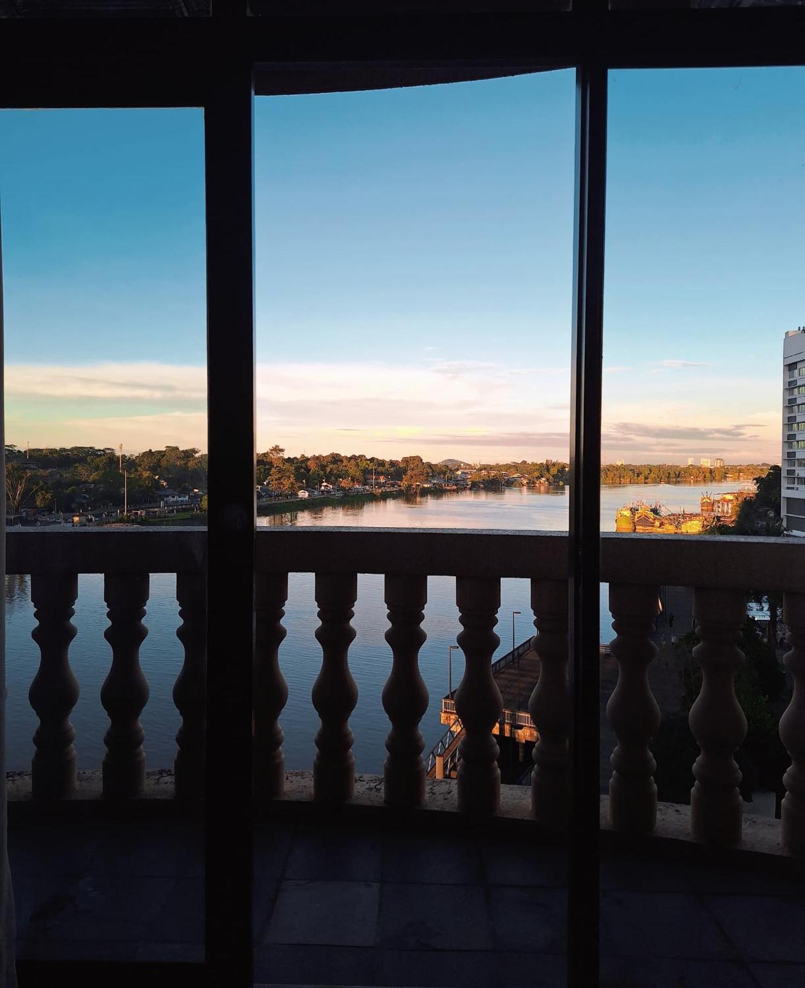 Cozzzy Hut Riverbank Suites Kuching With Spectacular River View Exterior photo