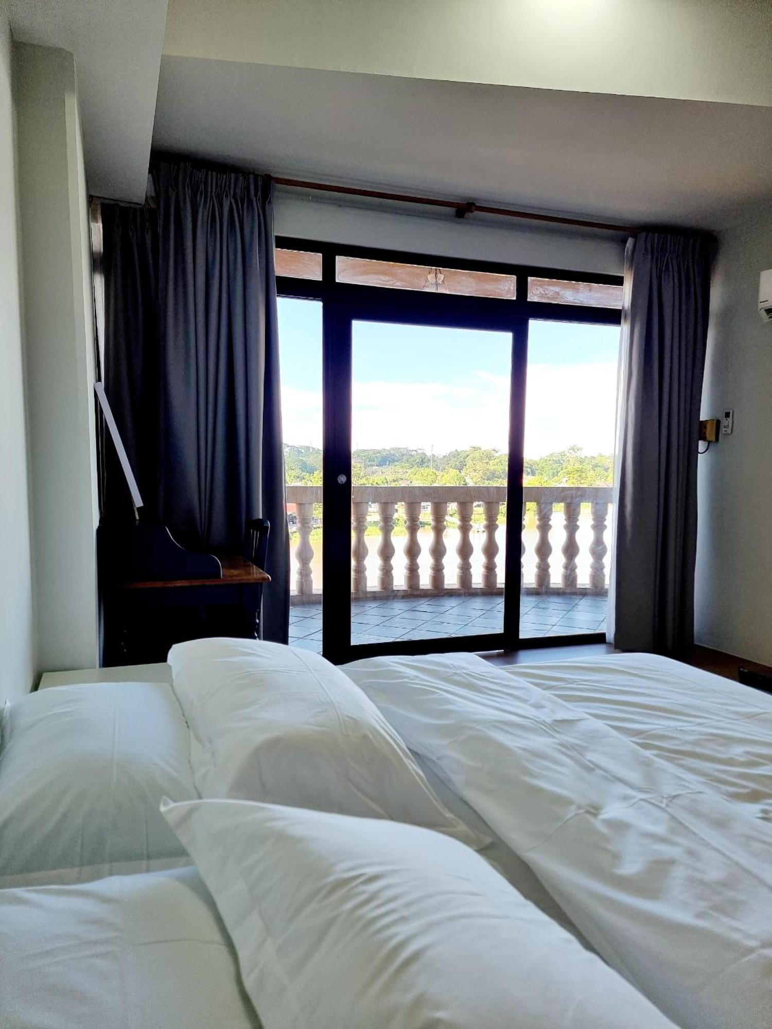 Cozzzy Hut Riverbank Suites Kuching With Spectacular River View Exterior photo